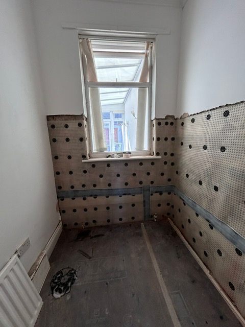 Tanking membrane fitted to corner walls in a small room